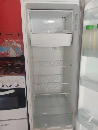 Geladeira semi nova em perfeita qualidade