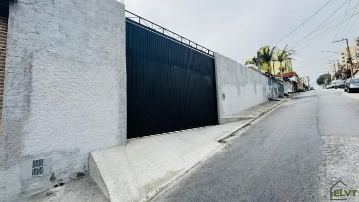Galpão Térreo na Vila Amália Zona Norte | Pé-Direito 8m e Entrada p/ Caminhão.