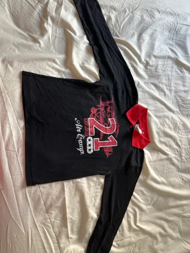 Camiseta universe preta TAM 2 gola vermelha