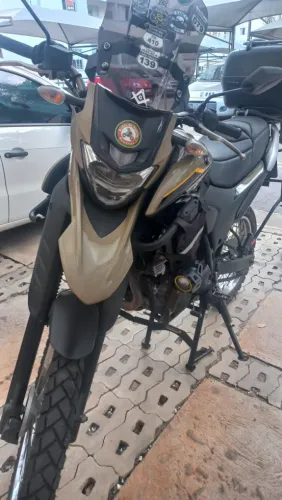 Lander 250 Completa com Bolha, Baú Traseiro, Suporte Lateral GIVI e Cavalete Central