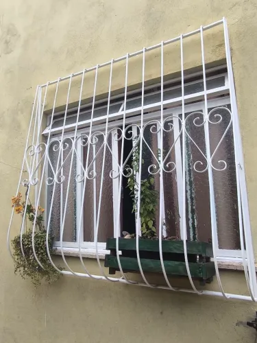 *Grade de Janela Tipo Balcão Coração - Ferro - Usada Bem Conservada*