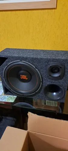 Caixa de som automotiva JBL 