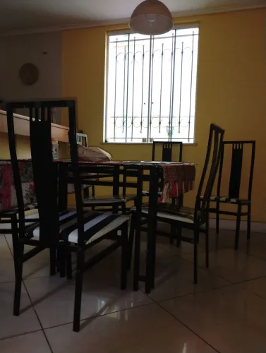 Mesa seis lugares tampo vidro estrutura metalon.
