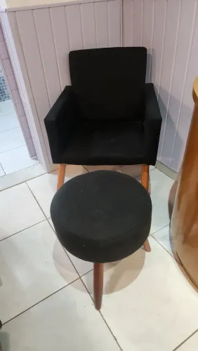 Poltrona Nina + Puff Redondo Suede Preto (Pés Palito) - Desapego
