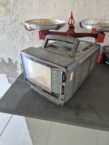 TV Portátil Vintage Sunkyong SCT-3050R com Rádio AM/FM/UHF/VHF - Item de Colecionador