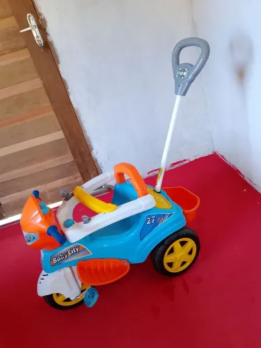 Vendo carinho de passeio pra menino 