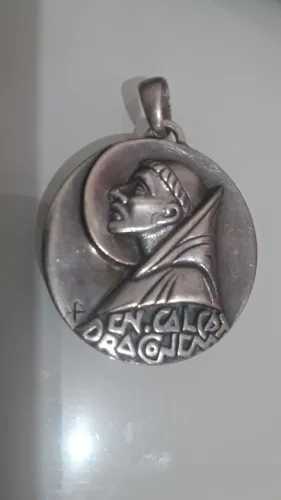 antigo Pingente medalha de São Bento em metal prateado apresenta um design Art Deco Antigo