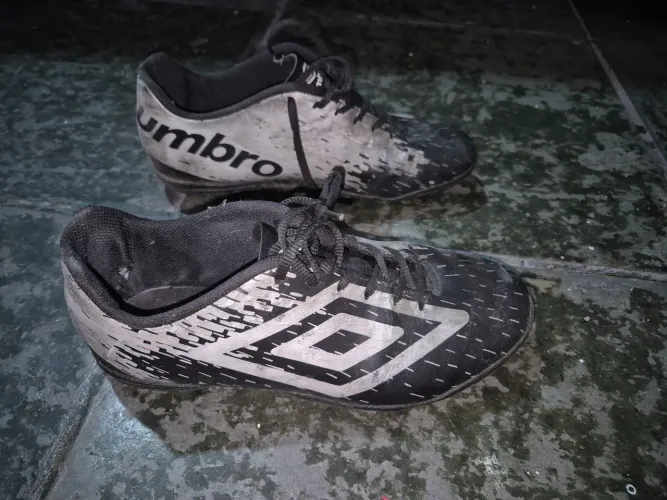 Chuteira Umbro Society