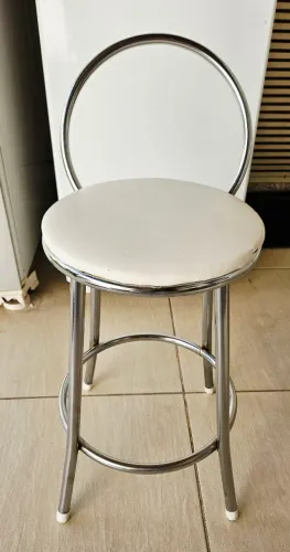 BANQUETA COM ENCOSTO E BASE CROMADA