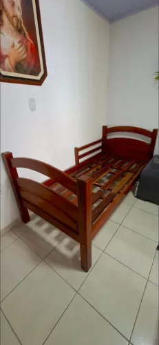 cama de solteiro em madeira de lei