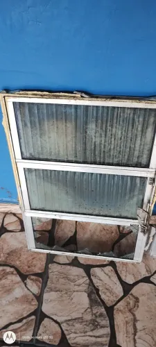 02 (dois) basculante em alumínio med.0,60x0,40m, com vidro 