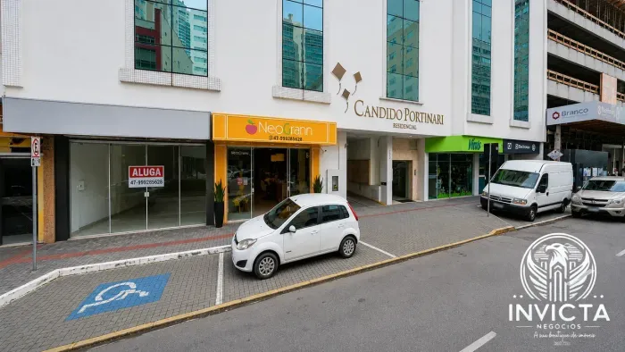 Sala comercial para alugar em Meia Praia Itapema com fachada em vidro e acesso térreo
