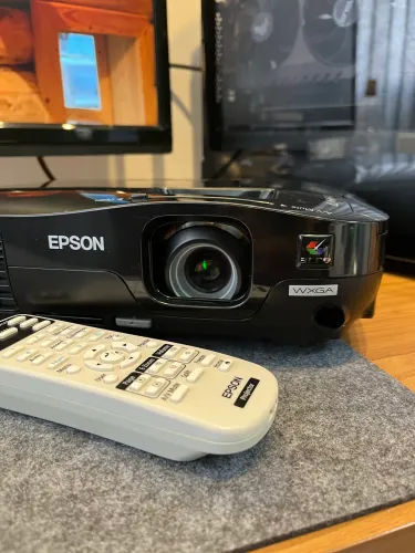 Projetor Epson W10+ Widescreen WXGA HD+, 2600 Lumens