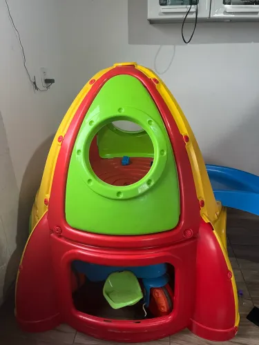 Brinquedo avião escorregador 