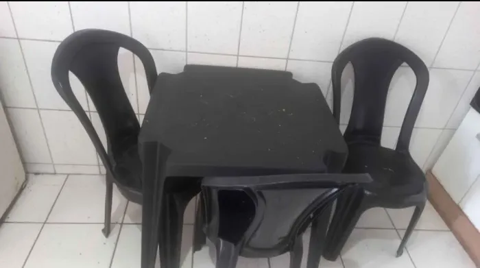 Mesa de Plástico com 3 cadeiras
