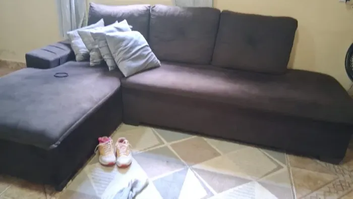 Sofá 5 lugares com chaise, na cor marrom escuro. Comprado a menos de um ano e pouco usado