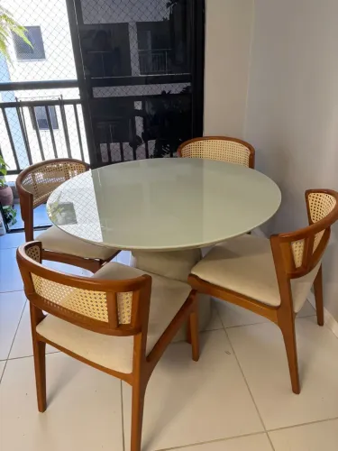 Conjunto mesa e cadeira
