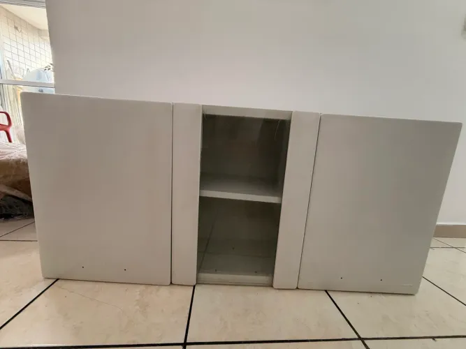 Armaria três portas para cozinha, na cor branca