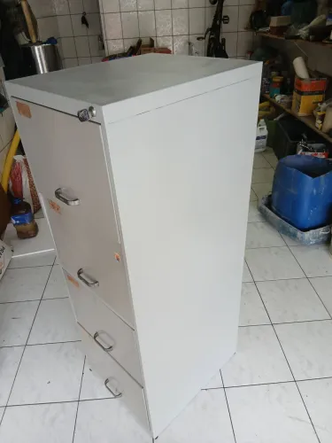 ARQUIVO DE AÇO COM PASTAS SUSPENSAS. 