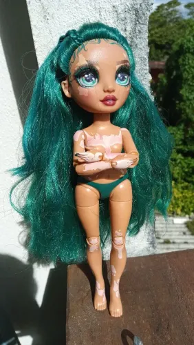 Boneca Rainbow High Jewel Richie (Série 4 - Vitiligo) - Rara
