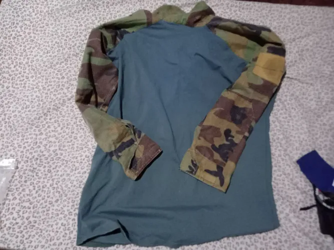 Camisa tática combat shirt camuflada  e acessórios. 