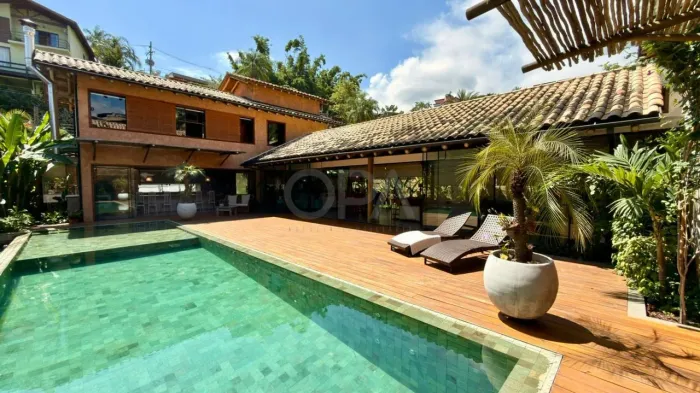Casa contemporânea com piscina integrada, 3 suítes no Perequê Ilhabela/SP