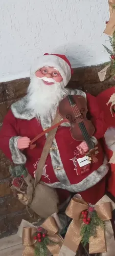 Papai noel sem caixinha da mão e árvore de Natal nova