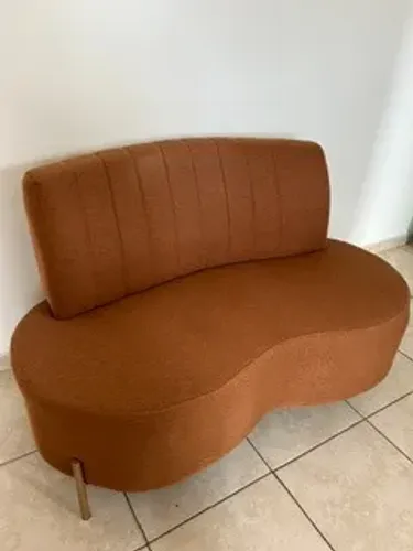 Sofá pequeno em formato 'S' em tecido cor terracota