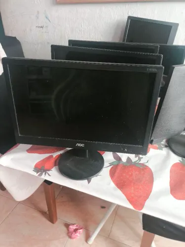 Monitor AOC tela  espelhada fina E1670S VGA 