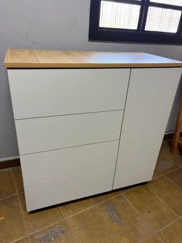 Cômoda com 4 gavetas e uma porta