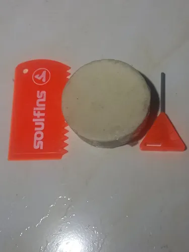 Conjunto  kit com parafina raspador e chave pra quilhas para surfistas 