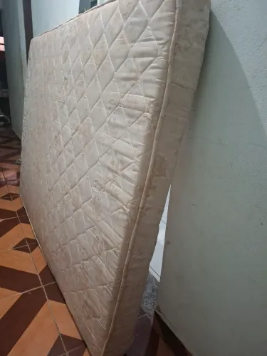 colchão de casal padrão ele é de espuma já está higienizado aceito pix ou dinheiro 