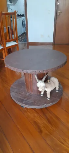 Mesa de carretel, envernizada e coberta com couro sintético.