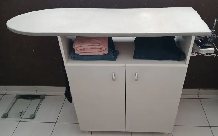 Tabua de passar roupas com armário