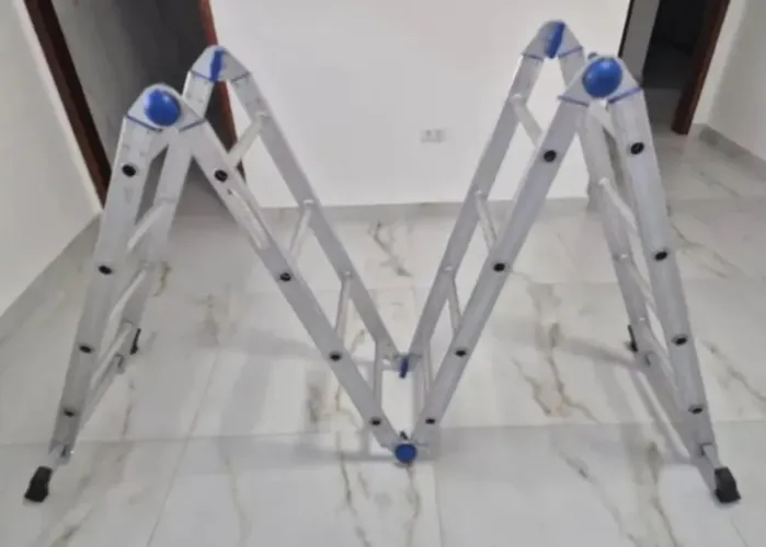 Escada articulada  profissional  com 16 degraus