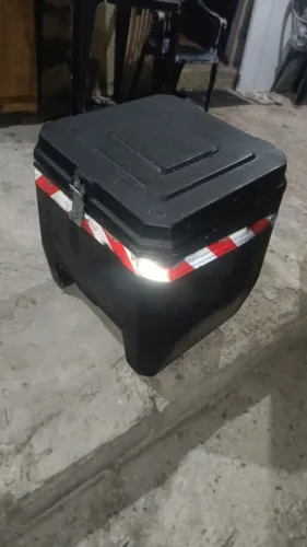 Vendo Baú 100 litros muito forte.