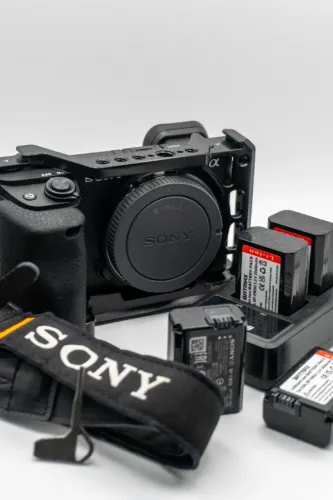 Sony A6400, Lente 16-50mm F/3.5-5.6, Com Cage, 3 Baterias
