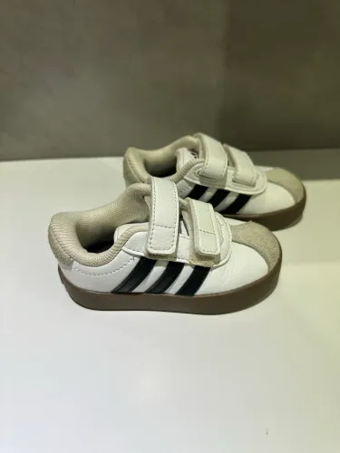 Tênis adidas