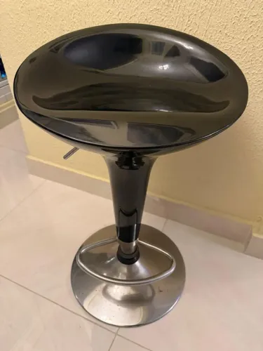 Banqueta giratória preta tulipa