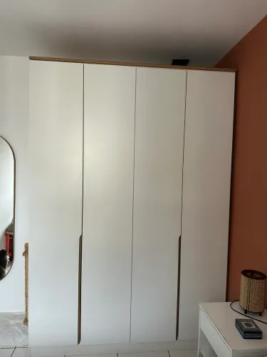 Guarda roupa branco com detalhes amadeirados