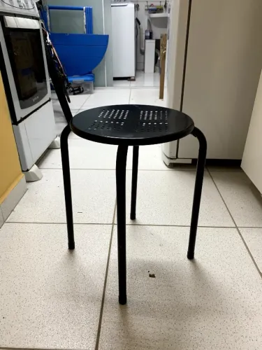 bancos pretos de metal