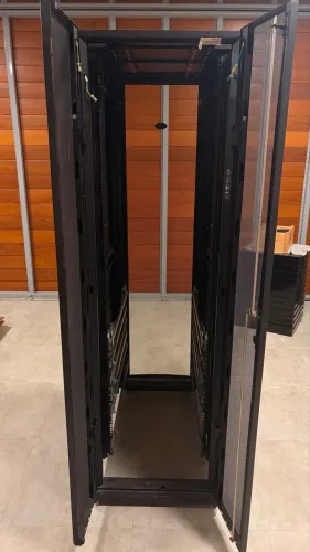 Armário APC Schneider Electric