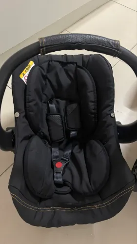 Vendo carrinho Moisés com bebê conforto 