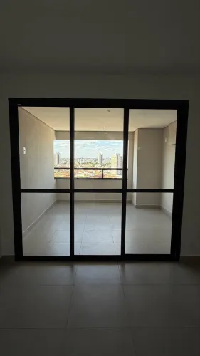 Porta de esquadria preta - 3 folhas de vidro