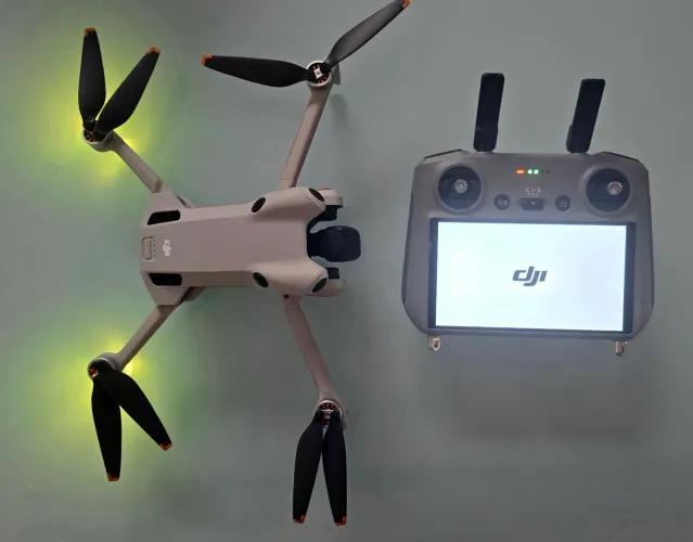 Drone DJI mini 4 pro com kit full 3 baterias carregador controle rc2 e acessórios
