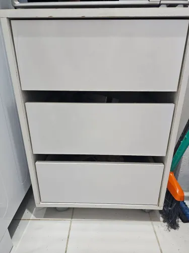 Armário multiuso com três gavetas