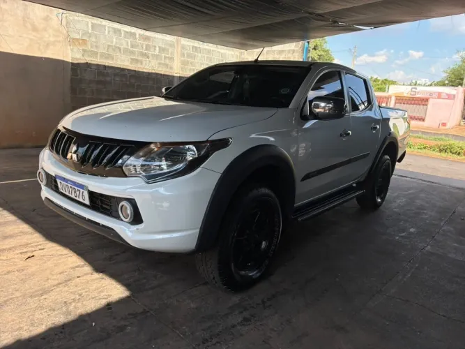 Mitsubishi L200 Tri. Outd. HPE 2.4 CD 4X4 Die. AUT 2021