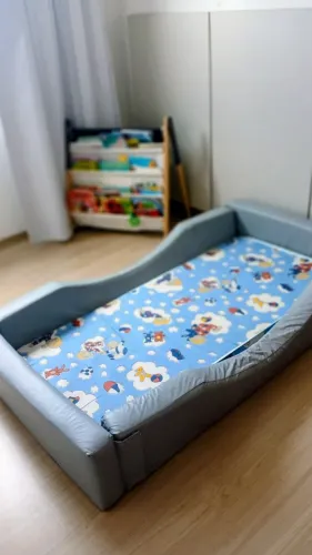 Cama infantil montessoriana acolchoada