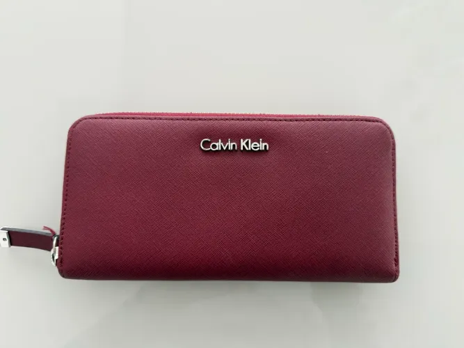 Carteira na cor vinho da Calvin Klein. Nova.