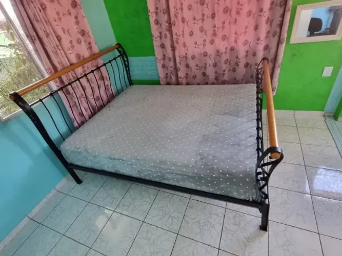 Cama de Ferro Queen Size com detalhe em madeira